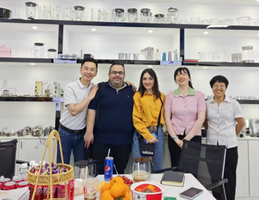 Zhongshan Yuekon Adjumenta Electrical Co., repraesentativi limitati stantes cum clientibus internationalibus, relationes negotiationes validas demonstrantes.