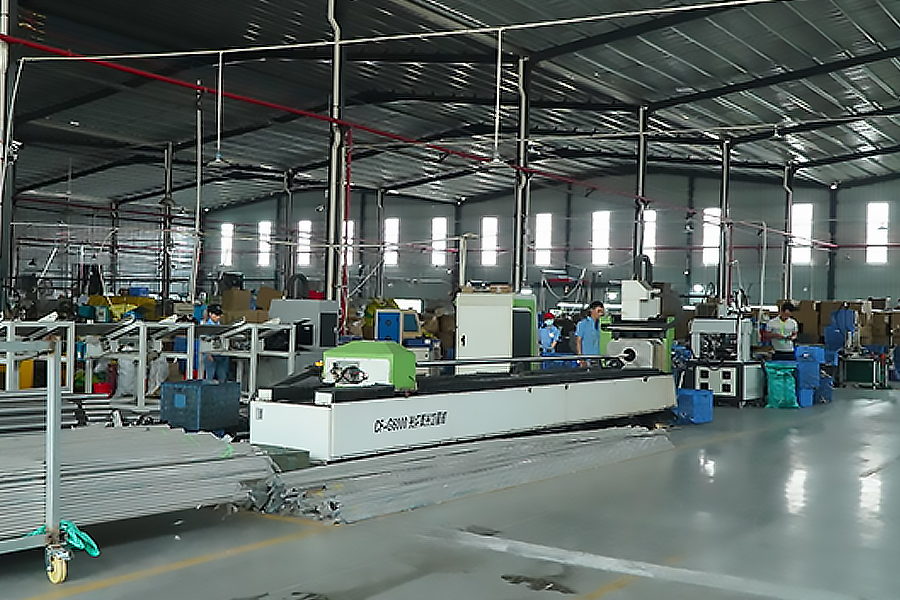 Imago productionis officina in Zhongshan Yuekon Adjumenta Electrica Co., limitata, illustrans ambitus officinas et opificum in acie conventus pro Coffee Teapots et Succus Extractors.