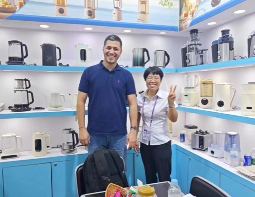 Imago Zhongshan Yuekon Adjumentum Electrical Co., Sodales strictos et clientes internationales subridens pro grege photo, negotium positivum reputans commercium.