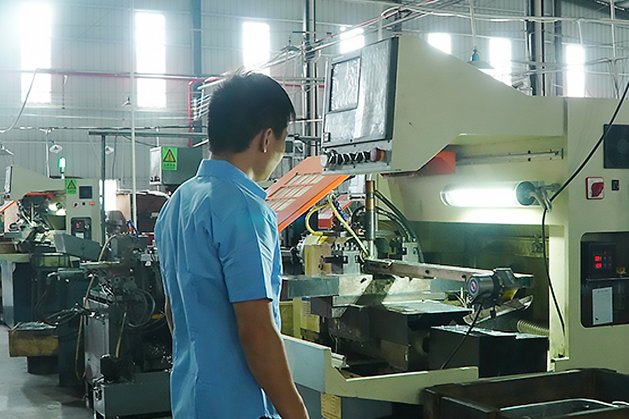Imago productionis officina in Zhongshan Yuekon Appliances Electricae Co., limitata, constituto processum et apparatum fabricandi ostentans pro Vestimentis Electricis Dryers et Humidifiers.