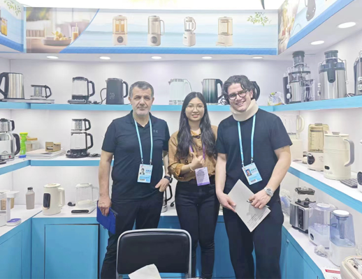 Photo of Zhongshan Yuekon Adjumentum Electrical Co., baculum limitatum cum clientibus internationalibus, momento negotii et amicitiam capiunt.