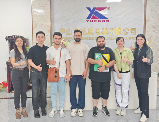 Zhongshan Yuekon Adjumenta Electrical Co., limitata conductos et clientes internationales simul ponentes, significantes relationem negotii prosperi et collaborativi.